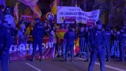 Los manifestantes de Ferraz entontan el "Que te vote Txapote"