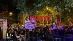 Los manifestantes de derechas lanzan insultos machistas contra Irene Montero
