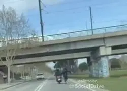Pillan a una persona en skate agarrado a una moto