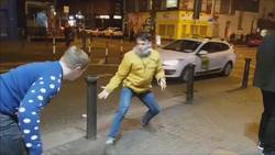 Enlace a Dos borrachos imitan a Conor McGregor por las calles de Dublín y se llevan la sorpresa de su vida