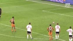 Enlace a VÍDEO: Marcus Bettinelli para un penalti, comete otro... ¡y lo vuelve a parar!
