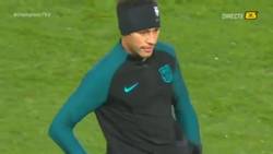 Enlace a VÍDEO: Súarez, Messi y Piqué se ríen de Neymar en su cara por su nuevo look