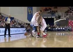 Enlace a La jugada del año en el baloncesto: Nate Robinson se va por debajo de las piernas de su rival