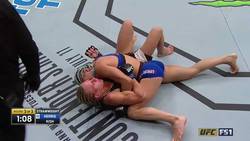 Enlace a Una luchadora de la UFC sufre un ataque de diarrea en pleno combate y su reacción es épica