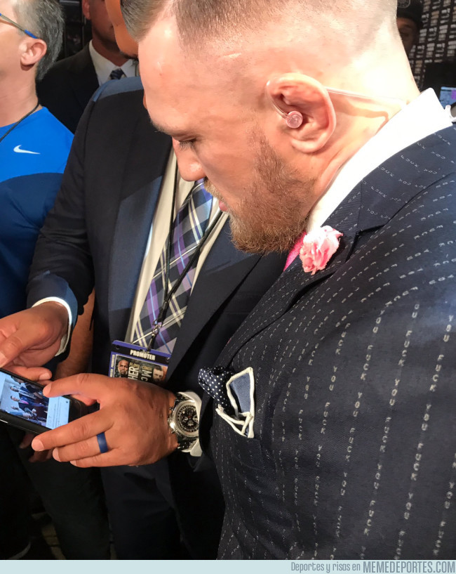 987210 - El mensaje escondido para Mayweather en el traje de Conor McGregor
