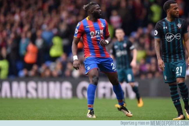 1000429 - Bakary Sako de la Premier sale a jugar con las botas que todos los fans de DragonBall querríamos