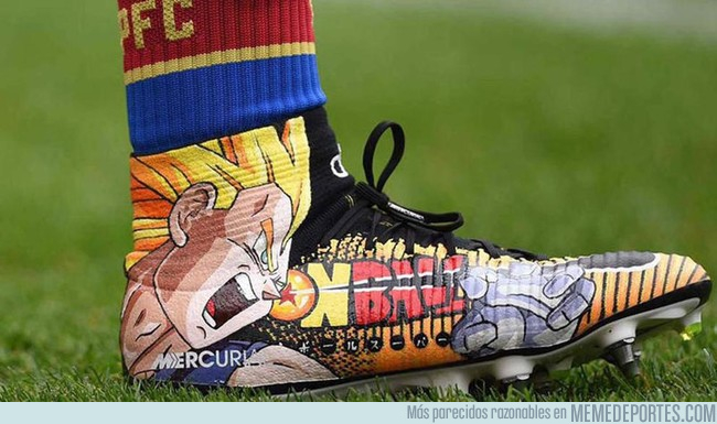 1000429 - Bakary Sako de la Premier sale a jugar con las botas que todos los fans de DragonBall querríamos