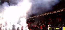 Enlace a Vídeo: El increíble festival de petardos antes del Ajax-PSV que te dejará sordo
