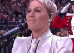 Enlace a El incómodo momento de Pink con el chicle antes de cantar el himno en la Super Bowl