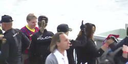 Enlace a Vídeo: Gran polémica por todo lo que está haciendo tirar a la basura la policía española a aficionados del Barça