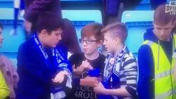 Enlace a Un jugador del Dynamo de Moscow tira una camiseta a las gradas y tres niños deben decidir quien se la queda