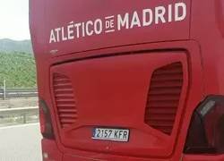 Enlace a El autobús del Atleti rescata a unos aficionados que se habían quedado tirados volviendo de la final de Lyon