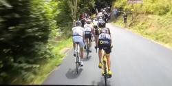 Enlace a Ojo al puto loco que acaba de saltar por encima de los ciclistas en el Tour