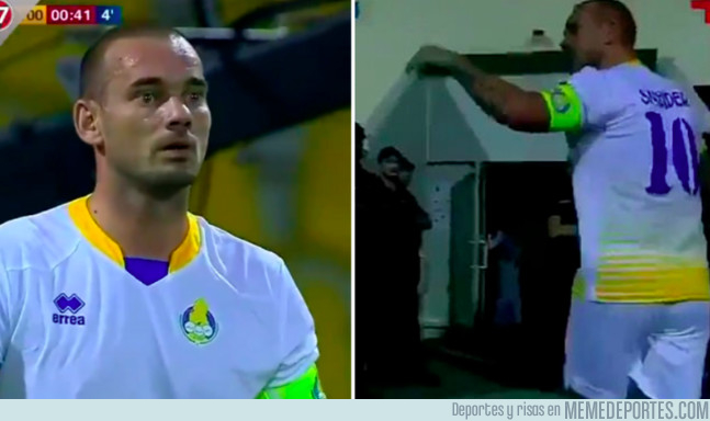 1055968 - Wesley Sneijder es expulsado jugando en Qatar y su reacción sorprende a todo el mundo