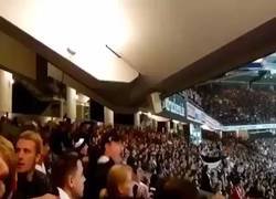 Enlace a PA' MATARSE: Aficionados del Eintracht Frankfurt haciendo botar el estadio. LITERALMENTE