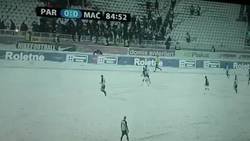 Enlace a Hinchas del Partizan Belgrado lanzando bolas de nieve al árbitro como protesta por jugar con semejante clima