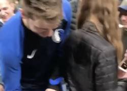 Enlace a El bonito detalle de Luka Doncic con una joven aficionada que llevaba la camiseta del Real Madrid baloncesto