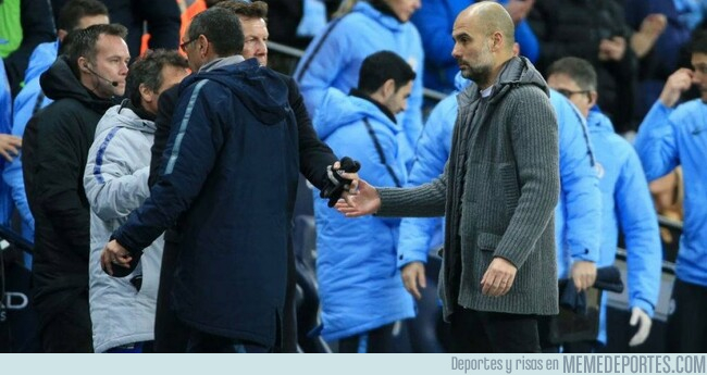 1064119 - El feo gesto de Maurizio Sarri con Pep Guardiola al terminar el partido entre el City y el Chelsea