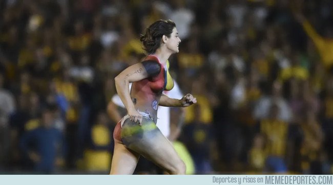 1065079 - Una mujer semidesnuda con un mensaje en la barriga invadió el campo de juego en pleno Rosario Central-River