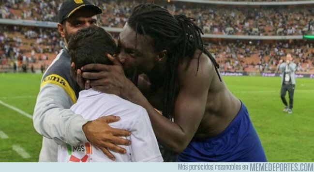 1065317 - Gomis celebró un gol como un león y asustó a un niño que salió corriendo por la banda