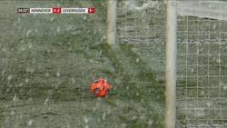 Enlace a El insólito gol no permitido por la nieve en el Hannover vs Leverkusen