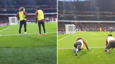 1067784 - Un fan les pidió a Matteo Guendouzi y Alex Iwobi que se agacharan para poder ver un penalti