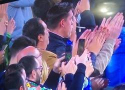 Enlace a Los fans del Betis aplaudiendo la exhibición de Leo Messi