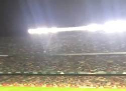 Enlace a El Benito Villamarín ovacionando a Leo Messi tras culminar el hat-trick