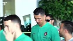 Enlace a Un fan de Cristiano le hace firmar en una camiseta del Madrid y el portugués...