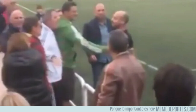 1069626 - Un árbitro está hasta los cojones de insultos y se encara a un padre de la grada