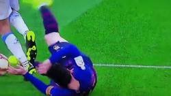Enlace a Momento exacto en que un jugador del espanyol intenta lesionar a Messi