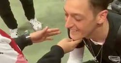 Enlace a El gesto de Özil con un niño ciego que quería conocer su rostro