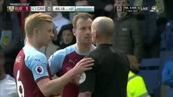 Enlace a Amonestan a un jugador de la Premier League por besar a su rival