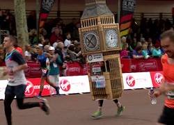 Enlace a Un tipo ha corrido 42km vestido de Big Ben en la maratón de Londres y al llegar a la meta