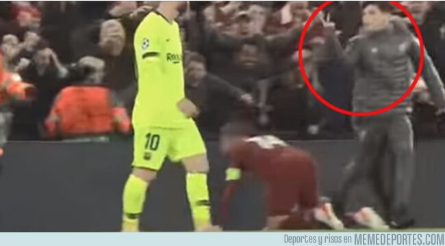 1074397 - Un recogepelotas del Liverpool se mofó de Messi haciéndole ‘una peineta a la inglesa’