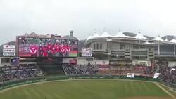 Enlace a En la inauguración del campeonato de beisbol de Corea del Sur, un holograma de un dragón planeó y escupió fuego sobre el estadio Munhak de Icheon