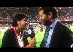 Enlace a La brutal cobra de Mateu Alemany a una reportera en la final de Copa