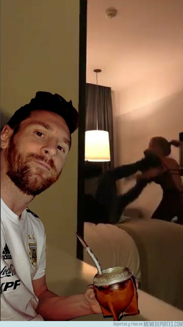 1077941 - Mientras tanto, Messi en el hotel...