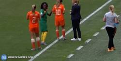 Enlace a Jugadora camerunesa rechaza groseramente un botellín de agua después de pedírselo a las holandesas