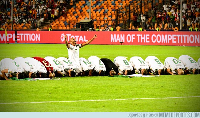 1081546 - Esta espectacular foto de la celebración de Argelia en la copa África...