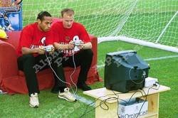 Enlace a Evocando nostalgia: Henry y Bergkamp jugando a la Dreamcast en el Highbury Stadium