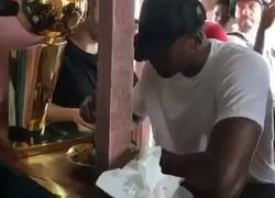 Enlace a Hace 15 años, Ibaka pedía sobras en este restaurante del Congo. Ahora vuelve como campeón de la NBA. La vida