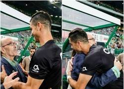 Enlace a Cristiano reencontrandose con Aurelio Pereira, el entrenador que lo decubrió en Madeira y se lo llevó al Sporting