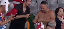 Enlace a Fanáticos intercambian camisetas luego del partido de rugby entre Sudáfrica y Japón