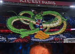 Enlace a El precioso mosaico a lo 'Dragon Ball' que desplegaron en el Parque de los Príncipes