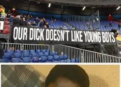 Enlace a Con esta pancarta recibió el Feyenoord al Young Boys. Muy raro todo.