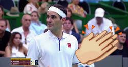 Enlace a El señor carisma. Federer posando en mitad de un partido para que un fanático le tome fotos