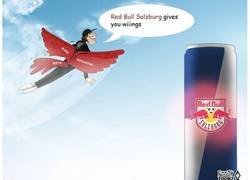 Enlace a Red Bull te da alas y el RB Salzburg se las da al Liverpool, por @footytoonz