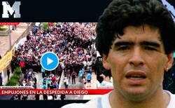 Enlace a Las tremendísimas imágenes de peleas que se están viviendo en las calles justo al lado donde descansa el cuerpo de Maradona