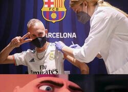 Enlace a No cualquiera va a vacunarse al Camp Nou con la camiseta del Madrid